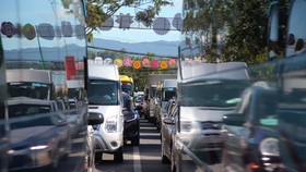 A large number of queued vehicles on streets