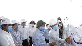 PM Nguyen Xuan Phuc inspects progress on the construction of the Trung Luong - My Thuan Expressway in Tien Giang (Photo: VNA
