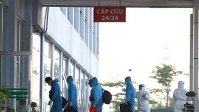 The workers arrive at the National Hospital of Tropical Diseases' Campus No.2 outside Hanoi's downtown area (Photo: VNA)
