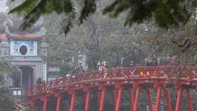 The Huc Bridge on Hoan Kiem Lake, a renowned destination in Hanoi (Photo: VNA)