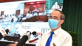 Secretary of HCMC Party Committee Nguyen Thien Nhan speaks at the meeting.