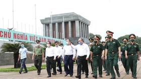 Prime Minister Nguyen Xuan Phuc inspects preservation of the work (Photo: VNA)