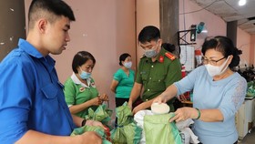 Local residents can get 1kg of rice for each kg of plastics or recyclable waste. (Photo: VNA)
