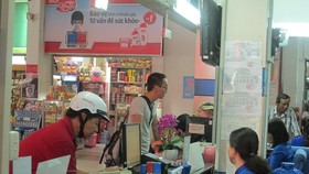 Passengers buy train tickets for Tet holidays at Sai Gon station. (Photo: SGGP)