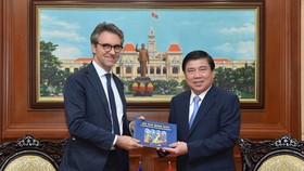 Chairman of the People’s Committee of HCMC, Nguyen Thanh Phong (R) and Ambassador of the European Union to Vietnam, Giorgio Aliberti