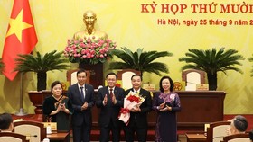 Hanoi officials congratulate Chu Ngoc Anh (second, right) on his election as Chairman of the municipal People’s Committee on September 25 (Photo: VNA)