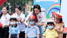 Nearly 2 million quality helmets are presented to first grade students nationwide in the new school year 2020-2021. (Photo: SGGP)