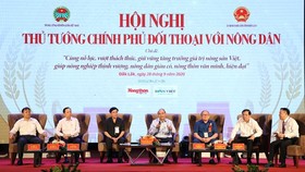 Prime Minister Nguyen Xuan Phuc on September 28 held a dialogue with more than 300 farmers in the central and Central Highlands regions in Dak Lak province’s Buon Ma Thuot city. (Photo: VNA)