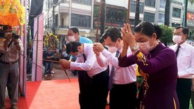 Leaders of Kien Giang Province offer incenses to commemorate national hero Nguyen Trung Truc on his 152nd death anniversary.