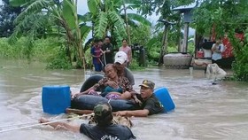Floods in Cambodia have forced the evacuation of 25,192 people. (Photo: AFP/VNA)