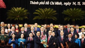 Politburo member, Secretary of the 10th HCMC Party Committee Nguyen Thien Nhan (R ) offers flowers to congratulate new Secretary of HCMC’s Party Committee Nguyen Van Nen