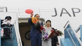 Japanese Prime Minister Suga Yoshihide and his spouse leave Hanoi on October 20. (Photo: VNA)