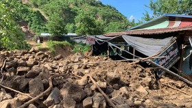 11 people were buried in a landslide occurs in the very early morning of October 29 at Phuoc Loc Commune in Quang Nam Province’s Phuoc Son District.