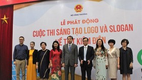 At the launching ceremony for the logo and slogan design contest (Photo: VTV)