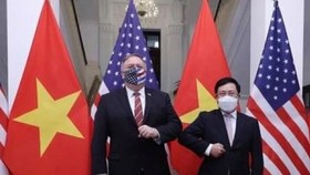 Deputy Prime Minister and Foreign Minister Pham Binh Minh (right) and US Secretary of State Mike Pompeo held talks in Hanoi on October 30. (Photo: VNA)