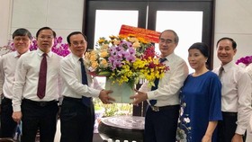 Secretary of the Party Central Committee, Secretary of HCMC Party Committee Nguyen Van Nen pays a visit to the late Professor-Doctor Nguyen Thien Thanh. (Photo: SGGP)