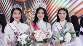 Do Thi Ha (C) crowns Miss Vietnam 2020.