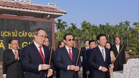 The leaders offered incenses at Nga Ba Giong War Martyrs Monument on November 23 (Photo: SGGP)