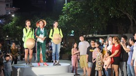 The Non La hat (traditional Vietnamese palm-leaf conical hat) team in the game in Nguyen Hue walking street