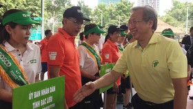 Ông Mai Bá Hùng, Phó Giám đốc Sở Thể thao và Du lịch TPHCM động viên các đội tham dự giải