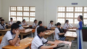 Thí sinh nghe phổ biến quy chế thi sáng 15-5 tại điểm thi Trường THCS Bình Chánh. Ảnh: HOÀNG HÙNG