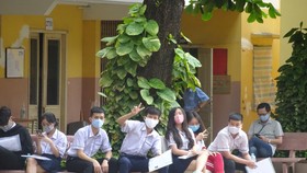 Thí sinh TPHCM có mặt sớm, phấn khởi làm thủ tục dự thi tốt nghiệp THPT