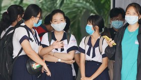 Thí sinh hoàn thành 2 môn Khoa học Tự nhiên và Khoa học Xã hội tại điểm thi trường THPT Võ Văn Kiệt, Quận 8. Ảnh: HOÀNG HÙNG