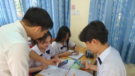 Quy định cho phép học sinh sử dụng điện thoại di động cần được hiểu thế nào cho đúng?