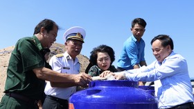 Tặng bồn chứa nước ngọt cho người dân vùng hạn mặn
