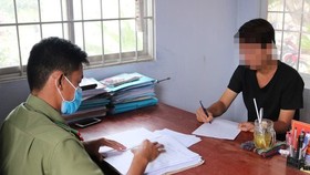 Facebooker Đặng Thanh tại cơ quan công an. Ảnh: CACC