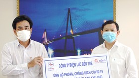 Trao tiền hỗ trợ cho người dân tỉnh Bến Tre