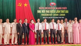 Đồng chí Võ Văn Thưởng (thứ bảy từ trái qua) dự đại hội
