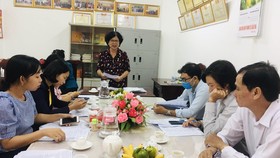 Bà Võ Thị Thanh Nga, Chủ tịch Hội NNCĐDC/DIOXIN TP Cần Thơ thông tin với báo chí về thể lệ tham dự giải, cơ cấu giải thường