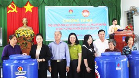 Trao tặng 2.000 bồn nước cho người dân vùng hạn mặn Bến Tre