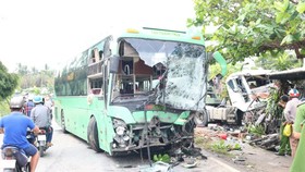 Xe đầu kéo va chạm với xe khách khiến nhiều người bị thương