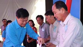 Chủ tịch Công đoàn Viên Chức TPHCM Lương Tuấn Anh trao quà tết CC-VC-NLĐ khó khăn