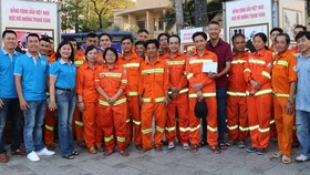 Cán bộ công đoàn quận 5 thăm, động viên công nhân vệ sinh tại công viên Văn Lang