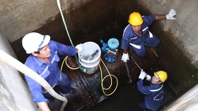 Công nhân ngành nước bảo trì đường ống