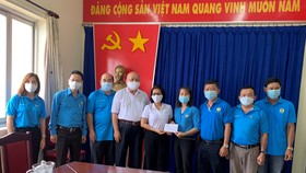 Đại diện LĐLĐ TP và Ngân hàng Sacobank trao hỗ trợ bà Tô Thị Ngọc Thủy, Phó Chủ tịch LĐLĐ quận 6