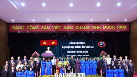 Thiếu tướng Nguyễn Văn Nam và đồng chí Tô Thị Bích Châu chúc mừng Ban chấp hành Đảng bộ quận 4 nhiệm kỳ mới