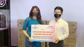 Ông Nguyễn Mai Huy, Phó Giám đốc Trung tâm công tác xã hội Công đoàn TPHCM nhận khẩu trang từ Công ty TNHH Long Thủy