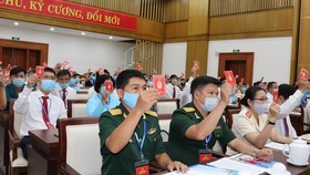 Đại biểu tham gia biểu quyết tại đại hội quận Phú Nhuận chiều 12-8