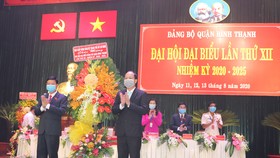 Đồng chí Nguyễn Hồ Hải, Trưởng ban Tổ Chức Thành ủy TPHCM tặng hoa chúc mừng đại hội