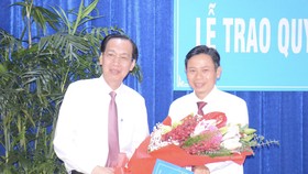 Đồng chí Lê Thanh Liêm, Phó Chủ tịch Thường trực UBND TPHCM trao quyết định cho đồng chí Lê Văn Chiến