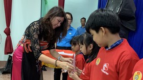 Trao học bổng con công nhân tại đêm hội