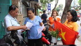 Tặng cây xanh và cờ Tổ quốc cho người dân trên địa bàn quận