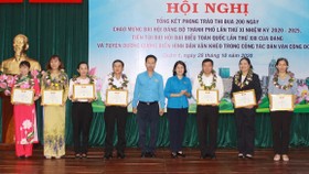 Trao kỷ niệm chương “Vì sự nghiệp xây dựng phong trào công đoàn” cho các cá nhân tiêu biểu