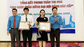 Trao bằng khen của Liên đoàn Lao động TPHCM cho các tập thể xuất sắc trong phong trào thi đua