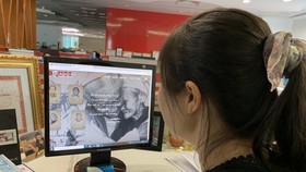 Người dân tìm hiểu thông tin Mẹ Việt Nam Anh hùng qua web