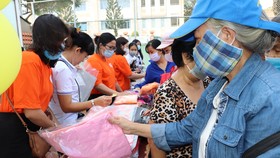 Người dân mua hàng tại phiên chợ 0 đồng